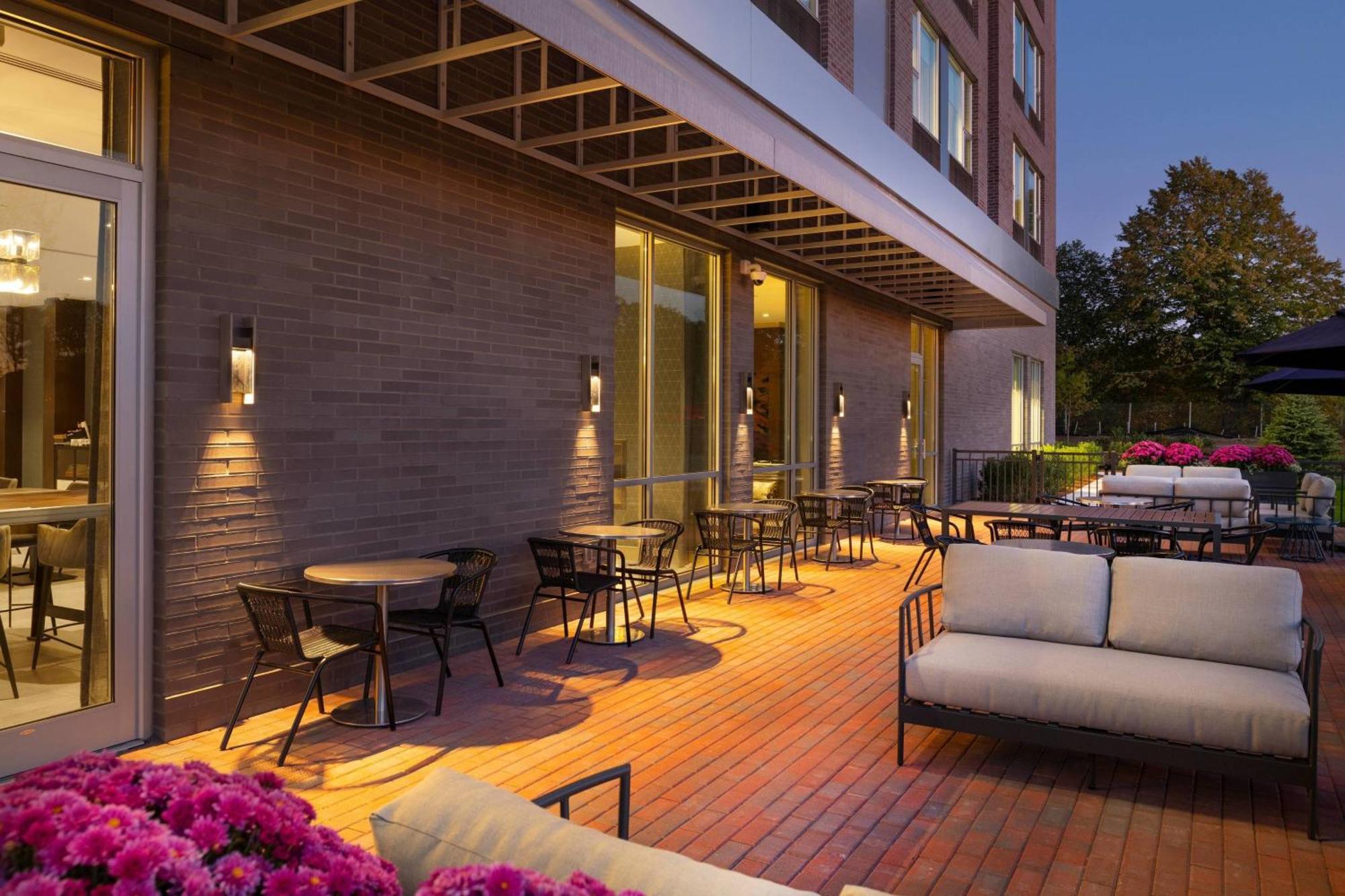 Residence Inn By Marriott Boston Нейтик Екстериор снимка